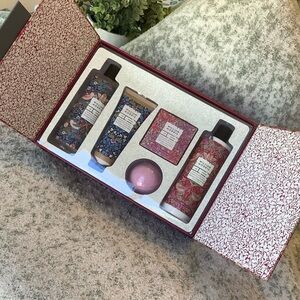 William Morris At Home Luxury Body Care Gift Set  NWT England